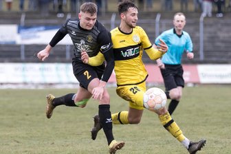 VfB Auerbach vor großem Derbytag: "Wir vertrauen der Mannschaft" - In der vergangenen Saison hatte der VfB Auerbach (Pascal Holger Schardt, links) gegen den VFC Plauen (Charlie Spranger) zweimal das Nachsehen. Am  Freitag soll sich das Blatt wenden.