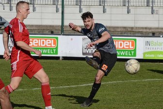 VfB Auerbach: Vor wem der Rumpfkader in Krieschow auf der Hut sein muss - Paul Kämpfer nimmt Maß. Mit acht Treffern ist er erfolgreichster Knipser beim VfB Auerbach.