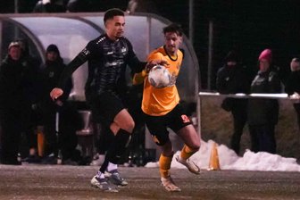 VfB Auerbach: Was den Sieg gegen den Chemnitzer FC ein wenig gefährlich macht - Charlie Spranger (r.) vom VfB Auerbach im Duell mit dem Chemnitzer Dario Gebuhr.