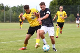 VfB Auerbach: Welches Nachspiel das Premierentor von Timo Schneider hatte - Das Foto zeigt den Auerbacher Timo Schneider (links) in einem Testspiel gegen den FSV Zwickau im Zweikampf mit Nick Breitenbücher.