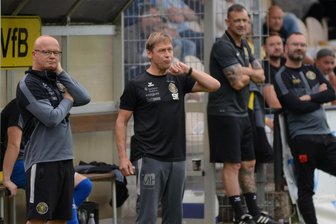 VfB Auerbach will Aufwärtstrend bestätigen - VfB-Trainer Sven Köhler (Zweiter von links) mahnt sein Team im Pokalspiel zur Vorsicht.