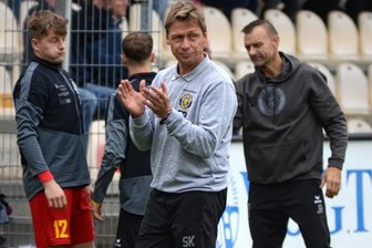 VfB Auerbach will in der Tabelle nach oben rücken - Auerbachs Coach Sven Köhler, hier beim Heimspiel gegen Marienberg, hat den VfL Halle in dieser Saison schon öfter live gesehen.