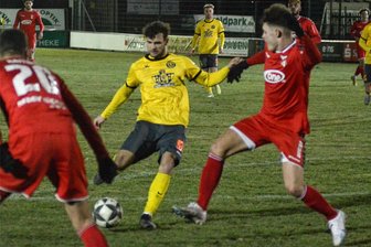 VfB Auerbach: „Wir brauchen auch einen wie ihn“ - Paul Kämpfer (am Ball) beim erfolgreichen Torschuss gegen Regionalligist Meuselwitz. Aktuell ist er in hervorragender Form.