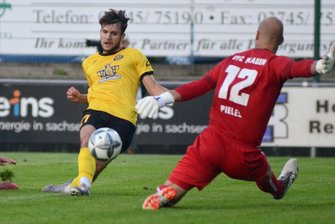 VfB Auerbach: "Wir haben als Mannschaft versagt" - Er überzeugte sofort: Auerbachs Zugang Paul Kämpfer (links) ließ VFC-Keeper Pieles keine Chance, als er den Anschlusstreffer zum 1:2 für den VfB erzielte. 