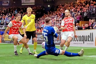 VfB Auerbach: "Wir machen keine verrückten Transfers" - Zweiter beim ZEV-Hallenmasters: VfB-Torhüter Maximilian Schlosser klärt vor Felix Schlüsselburg (rechts) und Veron Dobruna (beide Zwickau), dazwischen Auerbachs Tim Birkner.