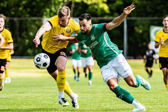 VfB Auerbach zeigt Torhunger im Sachsenpokal: 10:0 gegen SV Lichtenberg - Auerbachs Tim Birkner im Zweikampf mit SVL-Kapitän Danny Kluge.