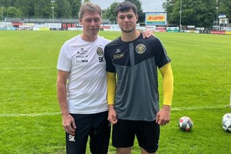 VfB Auerbach zieht A-Jugendspieler in die erste Männermannschaft: Auf Facebook gibt es gespaltene Meinungen - Außenbahnspieler Timo Schneider (rechts), hier neben Cheftrainer Sven Köhler, ist der Kapitän der A-Junioren gewesen. Nun darf er in der Oberliga spielen.