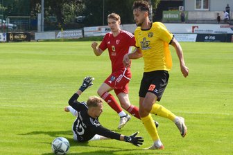 VfB Auerbach zieht locker in die nächste Runde - Charlie Spranger (rechts, hier im Oberliga-Heimspiel gegen Ludwigsfelde) legte im Pokalspiel der Auerbacher beim SV Naunhof einen lupenreinen Hattrick hin.