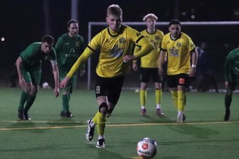 VfB Auerbach: Zwischen Jubel in Rudolstadt und Personalnot gegen Grimma - Cedric Graf stellte mit seinem verwandelten Foulelfmeter am Mittwochabend die Weichen für den Auerbacher Auswärtssieg.