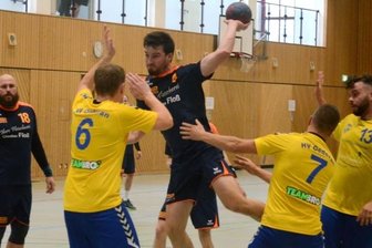 VfB dreht Partie zum Unentschieden - Lengenfelds Andy Möckel (am Ball) kommt hier trotz Bedrängnis von Riccardo Seidel zu einem Torabschluss. Insgesamt traf er 13 Mal. 