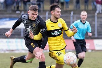 VfB droht zweite Winterpause - Auf Pascal Schardt (links), hier im Derby-Zweikampf gegen den Plauener Charlie Spranger, muss der VfB Auerbach womöglich noch länger verzichten als geplant. Das Sportgericht des Verbands sperrte ihn im Nachgang für drei Spiele. Bei den Vogtländern stößt dieses Urteil auf Unverständnis.