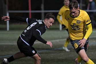 VfB drückt auf Euphoriebremse - Sven Köhlers Mannschaft hat das richtig gut gemacht! Im Testspiel gegen den FSV Zwickau gehörte die erste Halbzeit dem VfB Auerbach. Im Bild der Auerbacher Jonas Dittrich (rechts) gegen den Ex-Plauener Lucas Will.