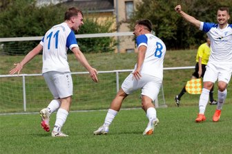 VfB-Duell in der Fußball-Sachsenliga: Weshalb Empor Glauchau bei Fortuna Chemnitz in der Favoritenrolle ist - Lucien Hertel (links) erzielt seine Treffer mittlerweile für den VfB Empor Glauchau. Hier jubelt er mit Domenic Knoll.