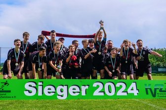 VfB Eckersbach: Nachwuchsfußballer trumpfen im Pokal und in der Meisterschaft auf - Können eine erfolgreiche Saison bejubeln: Die C-Junioren-Fußballer des VfB Eckersbach.