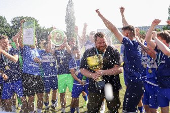VfB Empor: Auf diese Mannschaften treffen die Fußballer aus Glauchau in der Oberliga - Oberliga, wir kommen: Der VfB Empor Glauchau – hier bei der Übergabe des Sachsenmeister-Pokals – freut sich nach einer erfolgreichen Saison auf den Aufstieg in die fünfthöchste Spielklasse.
