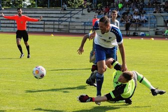 VfB Empor duselt sich zum Remis - Knifflige Szene in der 72. Minute: Der Glauchauer Colin Ullmann fällt nach einem Kontakt mit dem Reichenbacher Torhüter Patrick Hettwer im Strafraum. Schiedsrichter Fabien Bischof gibt zunächst Elfmeter, nimmt die Entscheidung nach Rücksprache mit seinen Assistenten aber wieder zurück.