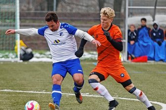 VfB Empor: Freude im Advent - Doppeltorschütze Tomas Cekovsky (links) wird vom Leipziger Carl Theo Kamnelius attackiert. Dass die Partie stattfinden konnte, war 15 Helfern zu verdanken, die am Samstag auf dem Platz Schnee geschippt hatten.