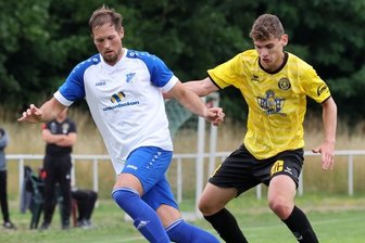 VfB Empor gibt grünes Licht - Glauchau - hier mit Colin Ullmann (l.) gegen Auerbachs Chris Vogel - testet am Sonntag erneut gegen ein vogtländisches Team. 