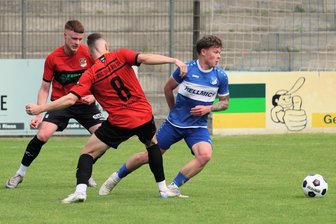 VfB Empor Glauchau baut mit dem 1:1 bei Stahl Riesa und einem Tag Verspätung die Tabellenführung aus - Der Glauchauer Louis Gaida (rechts) setzt sich hier am Riesaer Strafraum gegen Stahl-Kapitän Harty Scholz (hinten links) und Nic Heuer (Mitte) durch.