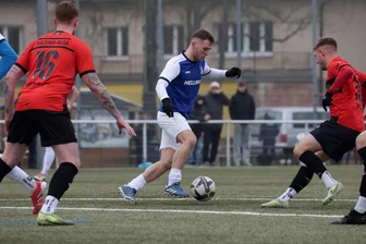 VfB Empor Glauchau bestätigt Neuzugänge: Zwei bekannte Namen sollen in der Rückrunde mithelfen - Das Foto zeigt Dario Tomoski (Mitte) im Testspiel des VfB Empor Glauchau gegen Stahl Riesa.