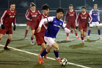 VfB Empor Glauchau bestätigt Saison-Aus von FSV-Zwickau-Leihgabe Randolf Riesen - Das Foto zeigt Randolf Riesen (am Ball) bei einem Testspiel des VfB Empor Glauchau in der Winterpause gegen Lok Zwickau.