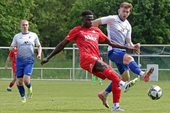VfB Empor Glauchau bleibt in der Fußball-Oberliga in der Erfolgsspur - Phil Mende (rechts) vergab am Sonntag im Heimspiel gegen Heiligenstad zwei Großchancen für den VfB Empor Glauchau.