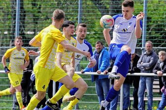 VfB Empor Glauchau: Chemnitz vor der Brust - FC Erzgebirge Aue im Kopf? - Keine Gefahr für die Konzentration auf die anstehenden Spiele in der Fußball-Landesliga sei die für den 28. Mai angesetzte Freundschaftspartie gegen den Drittligisten FC Erzgebirge Aue, da ist sich Karsten Oswald, Trainer des VfB Empor Glauchau, sicher. "Aue ist nur ein Zubrot. Das ist ein tolles Event für den ganzen Verein VfB Empor Glauchau. Der Fokus der Mannschaft liegt aber voll und ganz auf den Punktspielen", sagt der 47-Jährige. Das Team - im Bild mit Marius Bernhardt (rechts) in Aktion - sei unglaublich ehrgeizig und wolle aus den verbleibenden Partien das Maximum an Zählern herausholen. Als nächster Gegner schlägt am Sonntag ab 14 Uhr der BSC Rapid Chemnitz (12. Platz/21 Punkte) im Sportpark an der Meeraner Straße beim VfB Empor Glauchau (4./46) auf. "Wir haben noch ein, zwei Spieler, die etwas kränkeln und bei denen wir schauen müssen, wie es ihnen zum Wochenende hin geht", sagt Oswald. Gleiches gilt für Michael Groß, der sich vor knapp drei Wochen eine Muskelverletzung zugezogen hatte. "Vielleicht ist er wieder fit, aber im Zweifel gehen wir da kein Risiko ein", so Oswald. Definitiv ausfallen wird Tony Thiam, der jüngst seine fünfte gelbe Karte kassierte. ewer