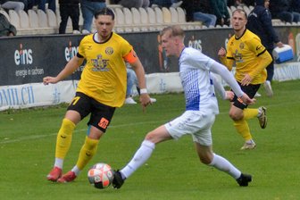 VfB Empor Glauchau: „Das hat uns den Sieg gekostet“ – Reue und Stolz nach dem 1:1 in der Fußball-Oberliga beim VfB Auerbach - Pascal Degel (r.) – hier im Zweikampf gegen Amer Kadric – flog gegen seinen Ex-Verein vom Platz.