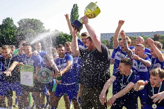 VfB Empor Glauchau: Das sind die aktuellen News zum Spiel gegen Delay Sports Berlin - Am Samstag reckte der Glauchauer Vereinsvorsitzende Patrick Jahn noch die Meistertrophäe in die Höhe. Nun bereiten er und seine Mitstreiter nicht nur die neue Saison, sondern auch das Testspiel-Highlight gegen Delay Sports Berlin vor.
