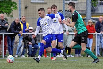 VfB Empor Glauchau: Die Lage nach dem Rückzug des Großenhainer FV - Mit Auftritten wie am Sonntag beim 5:0-Sieg gegen Rapid Chemnitz machen Jonas Mack (am Ball) und seine Kollegen vom VfB Empor Glauchau Appetit auf mehr. 