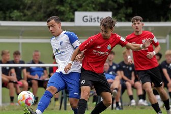 VfB Empor Glauchau: Doppelte Nummer 1 und ein neuer Kapitän - Geht voran: Tony Thiam (links) - hier im Testspiel gegen die A-Junioren des Chemnitzer FC - führt den VfB Empor Glauchau in dieser Saison als Kapitän aufs Feld. 