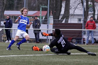 VfB Empor Glauchau: Ein Team zwischen Schock und Vorfreude - Neuzugang Nico Körner erzielt in dieser Szene das entscheidende Tor für den VfB Empor Glauchau im Testspiel gegen Schmölln.