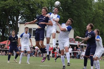 VfB Empor Glauchau: Fußballer auf dem Sprung von der Sachsenliga in die Oberliga? - Top-Transfer: Marcin Sieber (am Ball im Luftkampf gegen Lukas Eixler vom FSV Zwickau) gehörte bei Oberligist VfB Auerbach zu den Leistungsträgern - und läuft nun für den VfB Empor Glauchau auf.