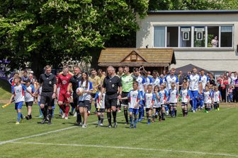 VfB Empor Glauchau gegen FC Erzgebirge Aue im Fußball-Sachsenpokal: Anstoßzeit vorverlegt - Im Mai 2023 traten VfB Empor Glauchau (weiße Trikots) und Erzgebirge Aue in einem Freundschaftsspiel aufeinander. Die Veilchen gewannen mit 5:0.