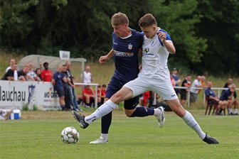 VfB Empor Glauchau gegen FSV Zwickau: Ort und Termin fürs Sachsenpokalderby stehen fest - Kilian Senkbeil vom FSV Zwickau (links) und Marius Bernhardt vom VfB Empor Glauchau (rechts) standen sich im Juli mit ihren Teams in einem Testspiel gegenüber. Am 16. November geht es um den Einzug ins Pokal-Viertelfinale.