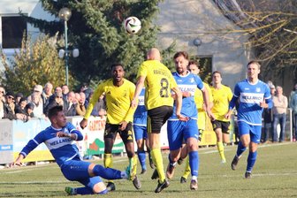 VfB Empor Glauchau gegen Handwerk Rabenstein: Fünf Fragen rund um das Spitzenspiel der Fußball-Landesliga - In der Hinrunde erzielte Lukas Schirrmeister (beim Kopfball) das goldene Tor für Handwerk Rabenstein im Duell mit dem VfB Empor Glauchau.