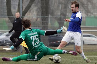 VfB Empor Glauchau gewinnt Dreierturnier vor Riesa und Gera und gibt Personal-Update zu Probespieler - Der Glauchauer Stürmer Lucien Hertel kann in dieser Szene den Riesaer Torwart Christopher Hauswald nicht überwinden.