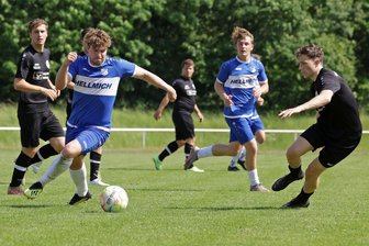 VfB Empor Glauchau gibt Führung im letzten Heimspiel der Saison gegen Markkleeberg noch aus der Hand - Der Glauchauer Björn Trinks (am Ball) brachte die Hausherren in Hälfte eins in Führung. Als er in der 75. Minute ausgewechselt wurde, hatte das Schicksal für den VfB Empor schon seinen Lauf genommen.