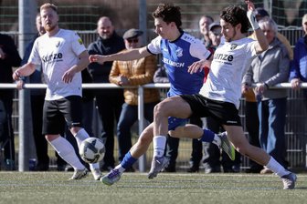 VfB Empor Glauchau kann Spitzenreiter SC Freital nicht ärgern: „Uns hat die Überzeugung gefehlt“ - Richard Rühling (Mitte) und der VfB Empor Glauchau mussten sich dem SC Freital um Robin Fluß (links) und Antonio Frenzel (rechts) geschlagen geben.