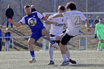 VfB Empor Glauchau: Klappt es mit Punkten auf der Bautzener „Müllerwiese“? - Der Glauchauer Domenic Knoll (links) kommt hier gegen Freitals Antonio Frenzel einen Tick zu spät. Das Heimspiel in der Vorwoche ging 0:4 verloren.