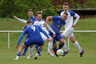 VfB Empor Glauchau: Konkurrent zieht Bewerbung zum Aufstieg in die Fußball-Oberliga zurück - Für einen möglichen Aufstieg in die Oberliga müssen die Fußballer des VfB Empor Glauchau (hier mit Raphael Börner im weißen Trikot im Zweikampf gegen Markranstädt) noch einige Plätze gutmachen.