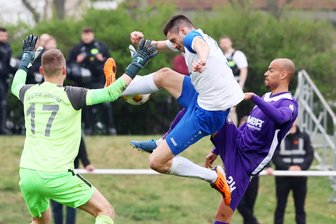 VfB Empor Glauchau nach dem Aus im Sachsenpokal-Halbfinale gegen den FC Erzgebirge Aue: Zwischen Enttäuschung und Stolz - Glauchaus Marcin Sieber (Mitte) hindert Aues Steffen Nkansah (r.) mit vollem Einsatz am Abschluss, sodass Keeper Dominik Reissig nicht eingreifen braucht. Trotz des Kampfgeistes mussten sich die Gastgeber dem haushohen Favoriten aus dem Erzgebirge mit 0:3 geschlagen geben.