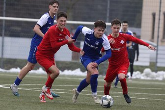 VfB Empor Glauchau: Nach einem 4:2-Sieg mit müden Beinen geht es am Dienstag gegen den FSV Zwickau - Louis Gaida (Mitte), der sich hier gegen zwei Gästespieler behauptet, traf mit dem VfB Empor Glauchau am Samstag gegen Schott Jena auf ordentlich Gegenwehr.
