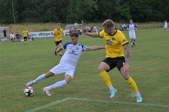 VfB Empor Glauchau: Neuzugang beweist gegen Auerbach seinen Torriecher - Der Glauchauer Torschütze Riccardo Gläser (links) im Zweikampf mit dem Auerbacher Tim Birkner.