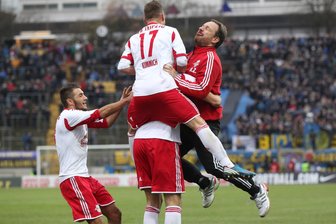 VfB Empor Glauchau: Neuzugang des Fußball-Landesligisten jubelte schon mit Joshua Kimmich und Alexander Zorniger - André Luge (links) freut sich im November 2013 mit Joshua Kimmich (Nummer 17) und Alexander Zorniger (r.) über einen Treffer von Tobias Willers (verdeckt) für RB Leipzig im Drittliga-Spiel gegen Saarbrücken.