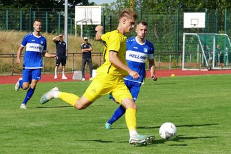 VfB Empor Glauchau: Neuzugang Nummer 4 für die Fußball-Oberliga kommt aus dem Erzgebirge - In der Saison 2024/25 waren Fabio Anger (im gelben Trikot von Motor Marienberg) und der Glauchauer Kapitän Jonas Mack (im blauen Trikot/rechts) noch Kontrahenten. Künftig sind sie Teamkameraden.
