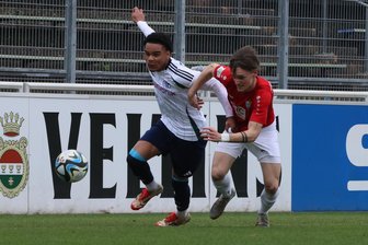 VfB Empor Glauchau: Neuzugang Nummer 8 kommt vom Chemnitzer FC - Das Foto vom März zeigt Loris Brückner (rechts) in einem Zweikampf im Chemnitzer Auswärtsspiel beim FC Schalke 04.