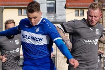 VfB Empor Glauchau nimmt vor dem Landespokalspiel gegen Dynamo Dresden Spitzenplatz ins Visier - Marius Bernhardt (in Blau), hier im Heimspiel gegen Rapid Chemnitz, erzielte in Radebeul den 2:1-Siegtreffer für Glauchau.
