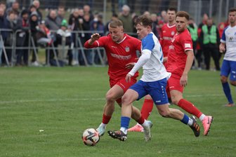 VfB Empor Glauchau: Pokal-Helden verlieren Spitzenspiel in der Landesliga - Louis Gaida (weißes Trikot) brachte Glauchau vier Tage nach seiner guten Leistung im Pokalspiel gegen Zwickau (hier im Zweikampf mit Theo Martens) in Führung. Am Ende nahm am Mittwoch jedoch Dresden Laubegast die Punkte mit.