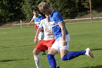 VfB Empor Glauchau: Premierentor nach schwerem Verkehrsunfall mit mehreren Überschlägen - Niklas Herold (vorn) vom VfB Empor Glauchau erzielte am Samstag sein erstes Landesliga-Tor. 